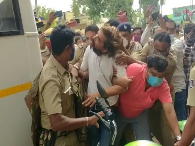 odisha young man took family hostage after marriage proposal was turned down | लग्नाचा प्रस्ताव नाकारल्याने डोकंच फिरलं; संतप्त तरुणाने बंदुकीच्या धाकावर कुटुंबाला ओलीस ठेवलं अन्... odisha young man took family hostage after marriage proposal was turned down | लग्नाचा प्रस्ताव नाकारल्याने डोकंच फिरलं; संतप्त तरुणाने बंदुकीच्या धाकावर कुटुंबाला ओलीस ठेवलं अन्...