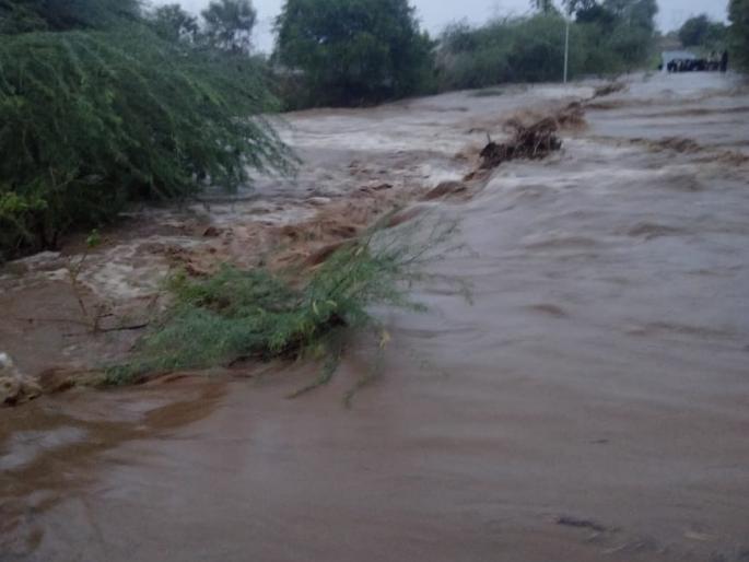 heavy rain in vairagad maharashtra | वैरागड भागात मुसळधार पाऊस; गणेशपूर येथे घरातील साहित्य वाहून गेले heavy rain in vairagad maharashtra | वैरागड भागात मुसळधार पाऊस; गणेशपूर येथे घरातील साहित्य वाहून गेले