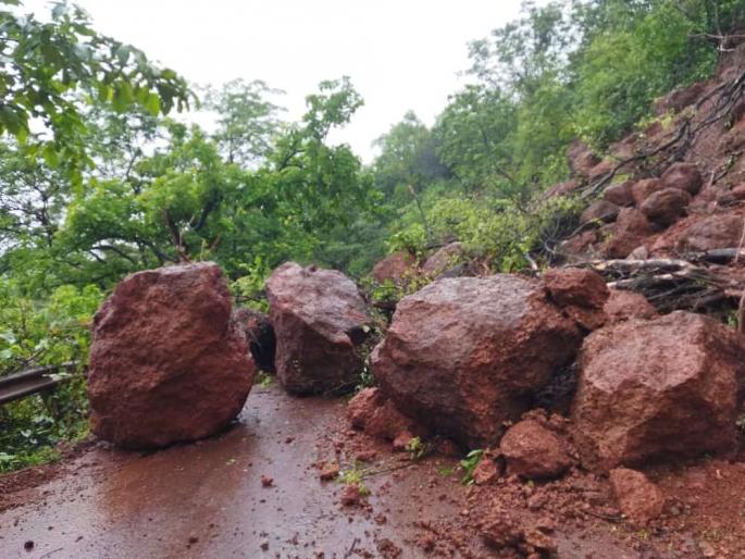 The pain collapsed at Kawalte Kelghar; Roha Murud road closed! | कवाळटे केळघर येथे दरड कोसळली; रोहा मुरुड रस्ता बंद! The pain collapsed at Kawalte Kelghar; Roha Murud road closed! | कवाळटे केळघर येथे दरड कोसळली; रोहा मुरुड रस्ता बंद!