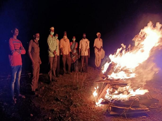 At last humanity helps; The social worker gave a fire to the old man due to the inability of the children | शेवटी माणुसकी धावली; पोटच्या लेकरांनी असमर्थता दर्शवल्याने समाजसेवकांनी दिला वृद्धेला अग्निडाग At last humanity helps; The social worker gave a fire to the old man due to the inability of the children | शेवटी माणुसकी धावली; पोटच्या लेकरांनी असमर्थता दर्शवल्याने समाजसेवकांनी दिला वृद्धेला अग्निडाग