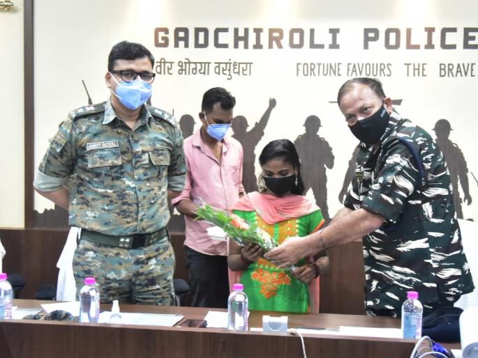 Surrender of women Naxals in Gadchiroli; Two lakh prizes were announced | महिला नक्षलीचे गडचिरोलीत आत्मसमर्पण; दोन लाखांचे बक्षीस केले होते जाहीर Surrender of women Naxals in Gadchiroli; Two lakh prizes were announced | महिला नक्षलीचे गडचिरोलीत आत्मसमर्पण; दोन लाखांचे बक्षीस केले होते जाहीर