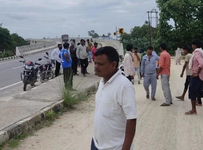 A young man riding a bike has his throat cut by manja; He died on the spot | बाईकवरून जाणाऱ्या तरुणाची मान अडकली मांज्यात; जागीच झाला मृत्यू A young man riding a bike has his throat cut by manja; He died on the spot | बाईकवरून जाणाऱ्या तरुणाची मान अडकली मांज्यात; जागीच झाला मृत्यू