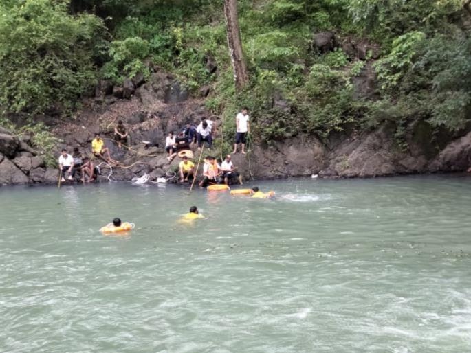 The body of one was found; The search for another continues, with two more drowning in the blue lake of Yeoor in Thane | एकाचा मृतदेह सापडला; दुसऱ्याचा शोध सुरू, ठाण्यात येऊरच्या नील तलावात आणखी दोघे बुडाले  The body of one was found; The search for another continues, with two more drowning in the blue lake of Yeoor in Thane | एकाचा मृतदेह सापडला; दुसऱ्याचा शोध सुरू, ठाण्यात येऊरच्या नील तलावात आणखी दोघे बुडाले