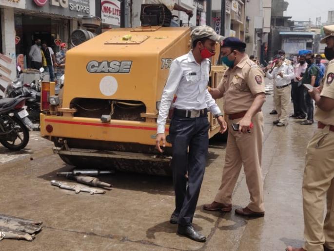 1 lakh 32 thousand fine recovered for 93 modified silencer rollers of motorcycles | मोटारसायकलचे मोडीफाय केलेले ९३ सायलेन्सर रोलरखाली, १ लाख ३२ हजाराचा दंड वसूल 1 lakh 32 thousand fine recovered for 93 modified silencer rollers of motorcycles | मोटारसायकलचे मोडीफाय केलेले ९३ सायलेन्सर रोलरखाली, १ लाख ३२ हजाराचा दंड वसूल
