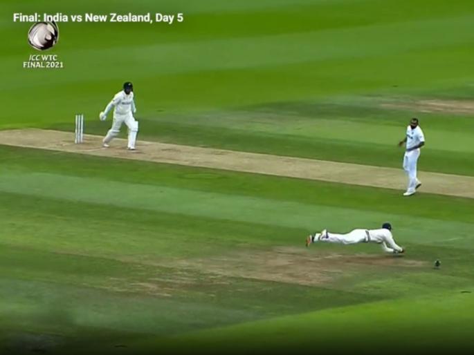 WTC final 2021 Ind vs NZ Test : What a flying catch by Shubman Gill, M Shami strikes, gets Ross Taylor, Video | WTC Final 2021 IND vs NZ : किवींना बसले धक्के, मोहम्मद शमीच्या गोलंदाजीवर शुबमन गिलची फ्लाईंग कॅच, Video 