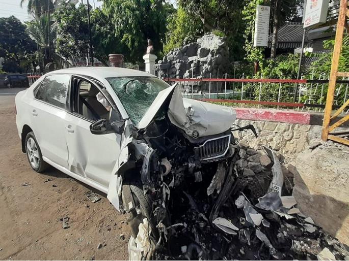 Fast-paced life! The car crashed into the barricades and killed the youth on the spot | वेगाने घेतला जीव ! सुसाट कार बॅरिकेड्सवर आदळून युवक जागीच ठार