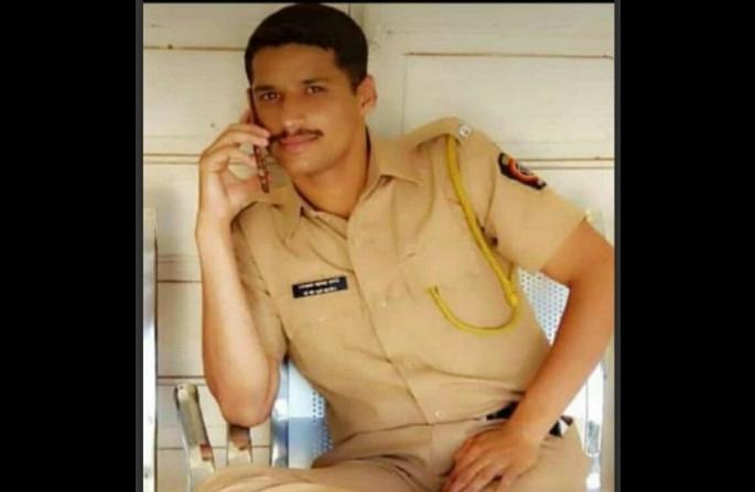A police constable committed suicide by writing a suicide note saying 'sorry mom' | 'सॉरी मॉम' असे सुसाईड नोटमध्ये लिहून पोलीस शिपायाने केली आत्महत्या A police constable committed suicide by writing a suicide note saying 'sorry mom' | 'सॉरी मॉम' असे सुसाईड नोटमध्ये लिहून पोलीस शिपायाने केली आत्महत्या