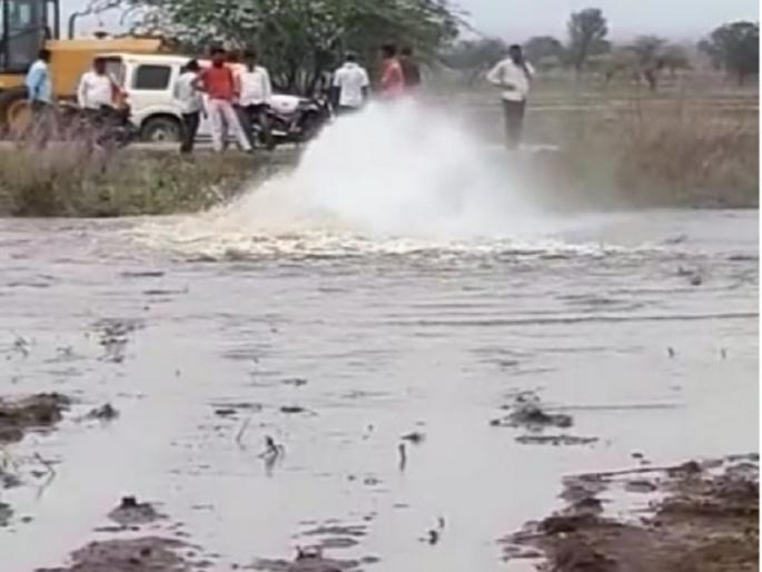 JCB's shock caused the aqueduct near Bori to burst; Carrying millions of liters of water gone | जेसीबीचा धक्का बसल्याने बोरीजवळ जलवाहिनी फुटली; लाखो लिटर पाणी गेले वाहून JCB's shock caused the aqueduct near Bori to burst; Carrying millions of liters of water gone | जेसीबीचा धक्का बसल्याने बोरीजवळ जलवाहिनी फुटली; लाखो लिटर पाणी गेले वाहून