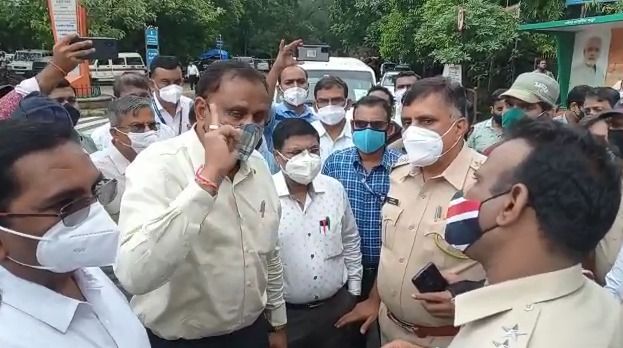 Finally, "those" two policemen apologized; Verbal clash between police, municipal officials | अखेर "त्या" दोन पोलिसांनी मागितली माफी; पोलीस, पालिका अधिकाऱ्यांमध्ये शाब्दिक चकमक