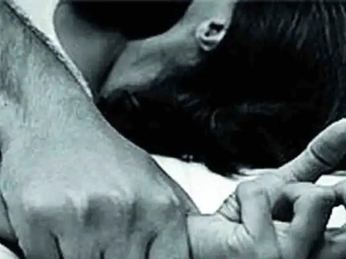 Rape of a minor girl; women Neighbors plotted, seeing the victim's mother, the two fled | अल्पवयीन मुलीसोबत बलात्कार; शेजारणीने रचला कट, पीडितेच्या आईला पाहून दोघांनी काढला पळ Rape of a minor girl; women Neighbors plotted, seeing the victim's mother, the two fled | अल्पवयीन मुलीसोबत बलात्कार; शेजारणीने रचला कट, पीडितेच्या आईला पाहून दोघांनी काढला पळ