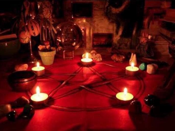 Under the name of Tantra Mantra, the magician slapped the girl with a belt and gave her incense sticks | तंत्रमंत्र्याच्या नावाखाली मांत्रिकानं युवतीला बेल्टनं चोपलं अन् अगरबत्तीचे चटके दिले Under the name of Tantra Mantra, the magician slapped the girl with a belt and gave her incense sticks | तंत्रमंत्र्याच्या नावाखाली मांत्रिकानं युवतीला बेल्टनं चोपलं अन् अगरबत्तीचे चटके दिले