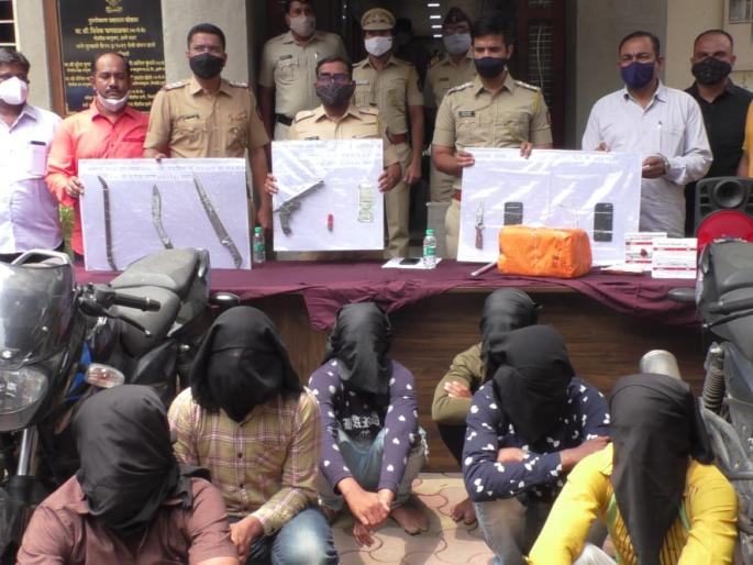 Twelve lakh items including 13 two-wheelers including cannabis and Katta seized; Nine accused arrested | गांजा , गावठी कट्टासह १३ दुचाकी असा बारा लाखांचा मुद्देमाल जप्त; नऊ आरोपींना अटक Twelve lakh items including 13 two-wheelers including cannabis and Katta seized; Nine accused arrested | गांजा , गावठी कट्टासह १३ दुचाकी असा बारा लाखांचा मुद्देमाल जप्त; नऊ आरोपींना अटक