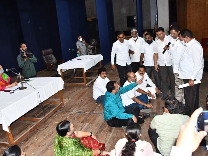 former bjp mla alleged for taking rs 5 crore for road works in ichalkaranji | भाजपच्या माजी आमदारांनी रस्ते कामात पाच कोटी घेतल्याचा आरोप; नगरसेवकांचा ठिय्या former bjp mla alleged for taking rs 5 crore for road works in ichalkaranji | भाजपच्या माजी आमदारांनी रस्ते कामात पाच कोटी घेतल्याचा आरोप; नगरसेवकांचा ठिय्या