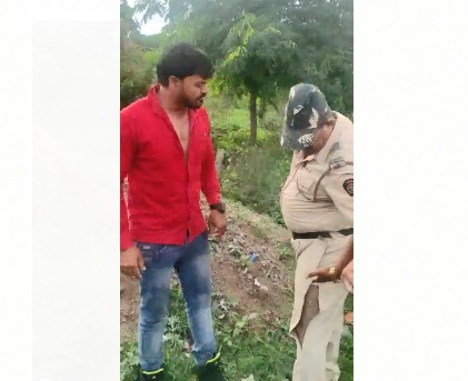 Why not wear a mask? Asking that, the NSG commando punched the police officer | Video : मास्क का घातला नाही? असे विचारताच NSG कमांडोने पोलीस अधिकाऱ्यांला मारला ठोसा