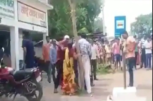 So Congress leader beats Congress leader in Chhattisgarh, video goes viral | म्हणून काँग्रेसच्या नेत्याने काँग्रेसच्याच नेत्याला बांधून घातले, नंतर बेदम चोपले; व्हिडीओ व्हायरल  So Congress leader beats Congress leader in Chhattisgarh, video goes viral | म्हणून काँग्रेसच्या नेत्याने काँग्रेसच्याच नेत्याला बांधून घातले, नंतर बेदम चोपले; व्हिडीओ व्हायरल