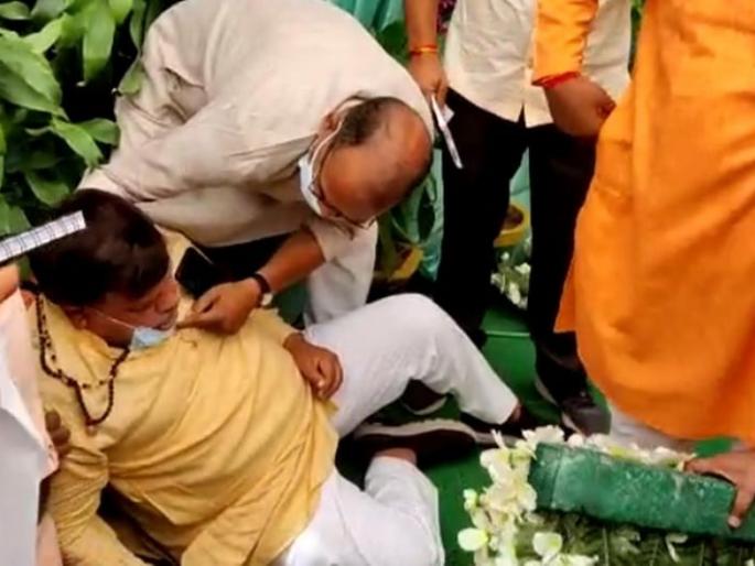 mp minister pradhuman singh tomar fell from stage in government programme watch video | मध्य प्रदेशचे ऊर्जामंत्री प्रद्युम्न सिंह तोमर शासकीय कार्यक्रमात मंचावरून कोसळले अन्... mp minister pradhuman singh tomar fell from stage in government programme watch video | मध्य प्रदेशचे ऊर्जामंत्री प्रद्युम्न सिंह तोमर शासकीय कार्यक्रमात मंचावरून कोसळले अन्...