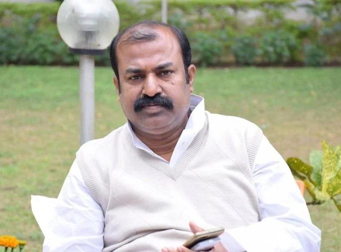 The minister himself became distressed due to the babugiri of the officials, came to Radkundi and said now ... | अधिकाऱ्यांच्या बाबुगिरीमुळे मंत्रीच झाले त्रस्त, रडकुंडीला येऊन म्हणाले आता... The minister himself became distressed due to the babugiri of the officials, came to Radkundi and said now ... | अधिकाऱ्यांच्या बाबुगिरीमुळे मंत्रीच झाले त्रस्त, रडकुंडीला येऊन म्हणाले आता...