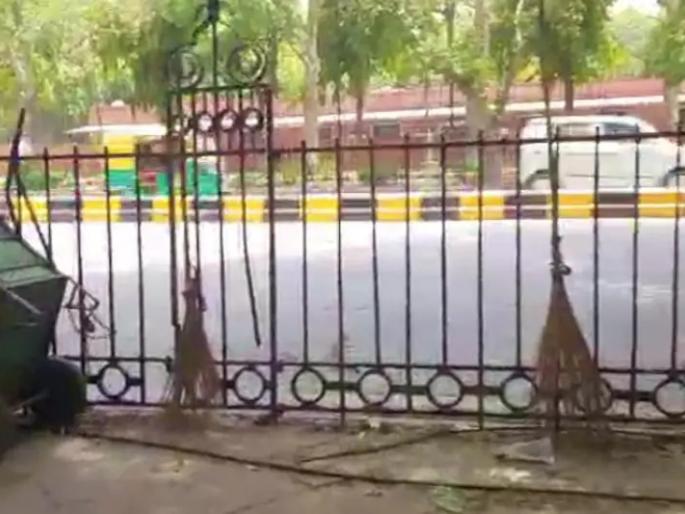 Broom thieves are rampant in Delhi, brooms are also locked in the Supreme Court premises | दिल्लीत झाडू चोरांचा सुळसुळाट, सर्वोच्च न्यायालयाच्या आवारातही झाडू कुलुपबंद  Broom thieves are rampant in Delhi, brooms are also locked in the Supreme Court premises | दिल्लीत झाडू चोरांचा सुळसुळाट, सर्वोच्च न्यायालयाच्या आवारातही झाडू कुलुपबंद