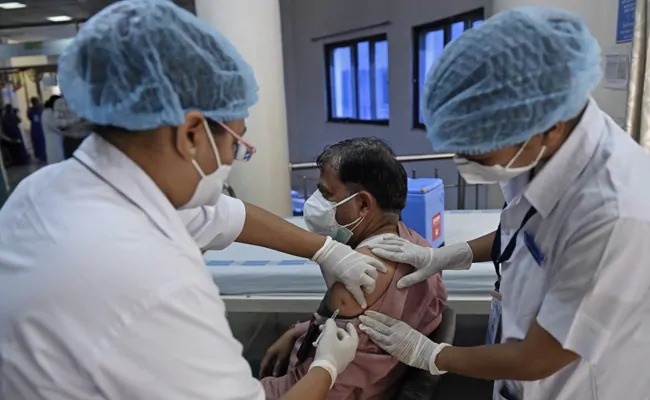 Corona Vaccination: India's lead in corona vaccination surpasses US, vaccinating 340 million people so far | Corona Vaccination: कोरोना लसीकरणामध्ये भारताची मुसंडी, अमेरिकेलाही टाकले मागे, आतापर्यंत ३४ कोटी लोकांचे लसीकरण 