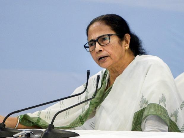 ... then Mamata Banerjee may have to lose CM post too, alarm bell rings with resignation of Uttarakhand CM | ...तर ममता बॅनर्जींनाही गमवावे लागू शकते मुख्यमंत्रिपद, उत्तराखंडच्या मुख्यमंत्र्यांच्या राजीनाम्याने वाजवली धोक्याची घंटा