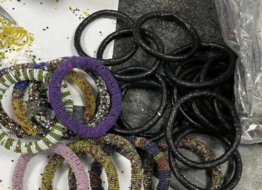 heroin worth 75 crore smuggled in bangles seized at delhi airport | धक्कादायक! तब्बल 7.5 कोटींच्या बांगड्या, तस्करीसाठी लढवली अनोखी शक्कल; अधिकारीही झाले हैराण