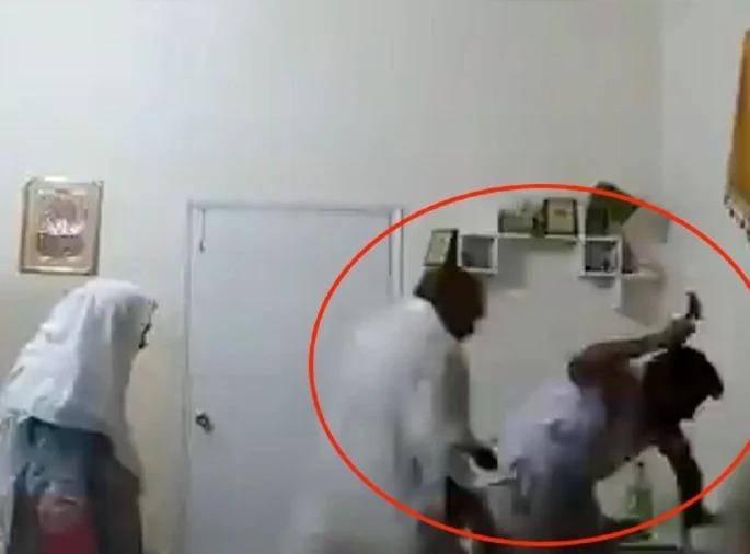 two men thrash sister with hammer helmet in peshawar for asking for share in inheritance | भयंकर! बहिणीने संपत्तीत हिस्सा मागितल्याने भावांकडून हातोडा, हेल्मेटने बेदम मारहाण; Video व्हायरल two men thrash sister with hammer helmet in peshawar for asking for share in inheritance | भयंकर! बहिणीने संपत्तीत हिस्सा मागितल्याने भावांकडून हातोडा, हेल्मेटने बेदम मारहाण; Video व्हायरल