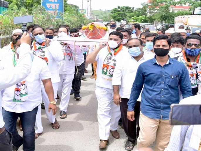 To protest against inflation, the NCP organized a symbolic procession of 'good days' | 'अच्छे दिन'ची प्रतिकात्मक प्रेतयात्रा; इंधन दरवाढीच्या निषेधार्थ राष्ट्रवादीचे आंदोलन To protest against inflation, the NCP organized a symbolic procession of 'good days' | 'अच्छे दिन'ची प्रतिकात्मक प्रेतयात्रा; इंधन दरवाढीच्या निषेधार्थ राष्ट्रवादीचे आंदोलन