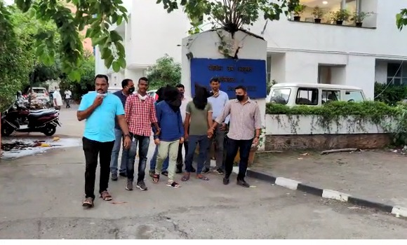 The farud with the relatives of the Corona victims started from the Naxal-affected areas | नक्षलग्रस्त भागातून सुरु होती कोरोना बाधितांच्या नातेवाईकांची फसवणूक The farud with the relatives of the Corona victims started from the Naxal-affected areas | नक्षलग्रस्त भागातून सुरु होती कोरोना बाधितांच्या नातेवाईकांची फसवणूक