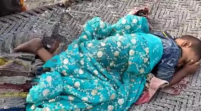 Fearing theft, parents chained their children's feet and locked them | चोरीच्या भीतीने आई वडिलांनी मुलांच्या पायात साखळी बांधून लावले कुलूप