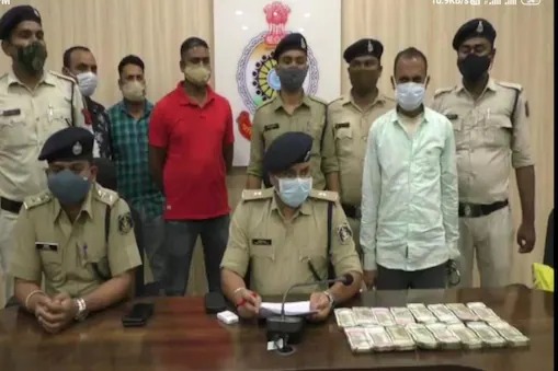 raigarh thug took huge amount from bank account farmers through atm card fraud | धक्कादायक! ATM कार्डद्वारे शेतकऱ्यांच्या खात्यातून 'त्याने' काढले तब्बल 8 लाख; असा झाला पर्दाफाश raigarh thug took huge amount from bank account farmers through atm card fraud | धक्कादायक! ATM कार्डद्वारे शेतकऱ्यांच्या खात्यातून 'त्याने' काढले तब्बल 8 लाख; असा झाला पर्दाफाश