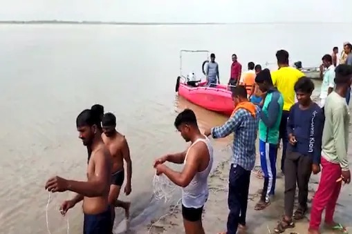 Twelve members of the same family drowned while bathing in saryu river in Ayodhya, one girl rescued | नदीत स्नान करताना एकाच कुटुंबातील १२ जण बुडाले, एका मुलीला वाचवण्यात यश 