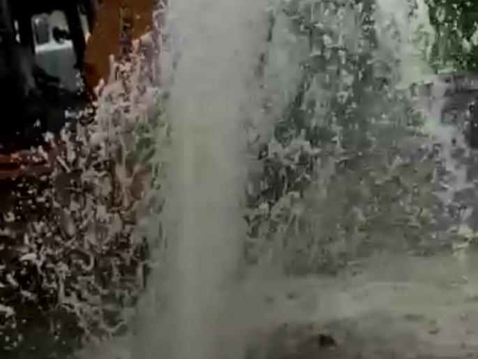 Thousands of liters of water wasted due to burst aqueduct at Ulhasnagar Khemani | उल्हासनगर खेमानी येथे जलवाहिनी फुटल्याने हजारो लिटर पाणी वाया Thousands of liters of water wasted due to burst aqueduct at Ulhasnagar Khemani | उल्हासनगर खेमानी येथे जलवाहिनी फुटल्याने हजारो लिटर पाणी वाया