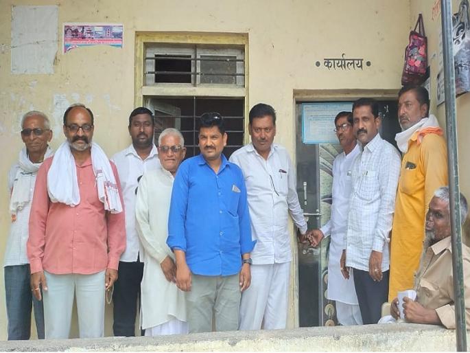 MSEDCL employees locked in office by villagers; Anger expressed by irregular power supply | महावितरणच्या कर्मचाऱ्यांना ग्रामस्थांनी कार्यालयात कोंडले; अनियमित वीजपुरवठ्यामुळे व्यक्त केला संताप MSEDCL employees locked in office by villagers; Anger expressed by irregular power supply | महावितरणच्या कर्मचाऱ्यांना ग्रामस्थांनी कार्यालयात कोंडले; अनियमित वीजपुरवठ्यामुळे व्यक्त केला संताप