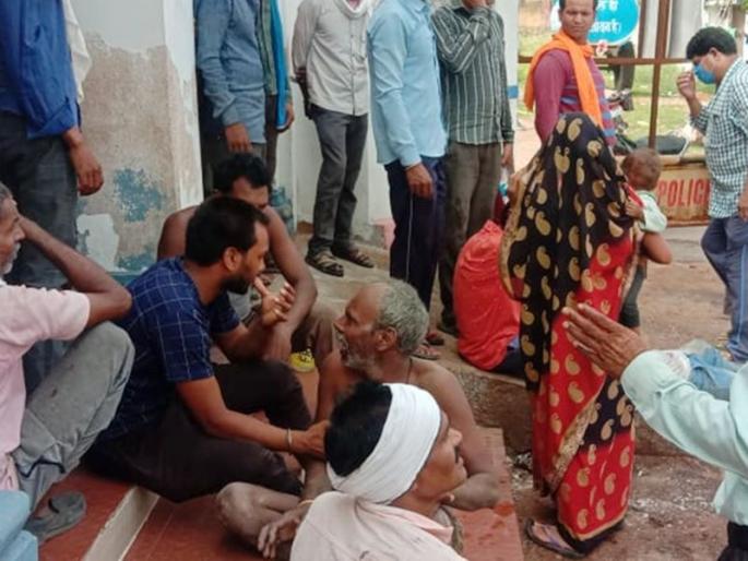 6 people of a family died due to electrocution in the Bijawar area Chhatarpur | हृदयद्रावक! विजेचा शॉक लागून एकाच कुटुंबातील 6 जणांचा मृत्यू; एकाला वाचवण्यात 5 जणांनीही गमावला जीव 6 people of a family died due to electrocution in the Bijawar area Chhatarpur | हृदयद्रावक! विजेचा शॉक लागून एकाच कुटुंबातील 6 जणांचा मृत्यू; एकाला वाचवण्यात 5 जणांनीही गमावला जीव