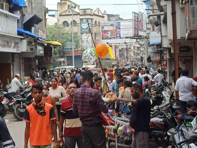Video : Only name of police, municipal administration in the city ?; Market on the sidewalk, crowd of citizens in Ulhasnagar | Video : शहरात पोलीस, महापालिका प्रशासन नावालाच?; उल्हासनगरात फुटपाथवर बाजार, नागरिकांची गर्दी Video : Only name of police, municipal administration in the city ?; Market on the sidewalk, crowd of citizens in Ulhasnagar | Video : शहरात पोलीस, महापालिका प्रशासन नावालाच?; उल्हासनगरात फुटपाथवर बाजार, नागरिकांची गर्दी