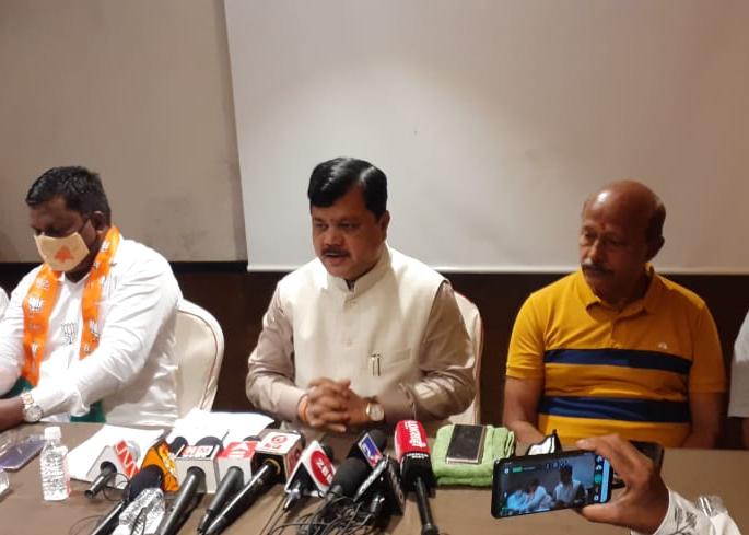 Corona vaccine: If corona vaccine is available in a private hospital, why can't the municipal corporation provide it? Question by Praveen Darekar | Corona vaccine: खासगी रुग्णालयात कोरोनावरील मिळते तर महापालिका का उपलब्ध करू शकत नाही? प्रवीण दरेकरांचा सवाल