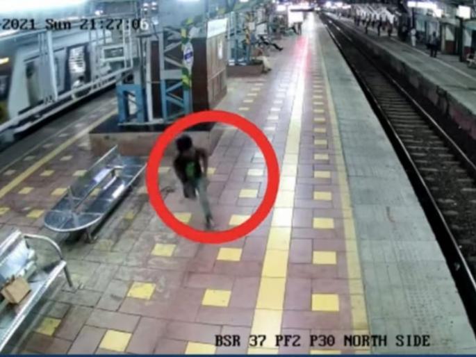 Lockdown leads to unemployment, youth steals Rs 120 from local to satisfy hunger | लॉकडाऊनमुळे ओढवली बेरोजगारी, पोटाची भूक भागवण्यासाठी तरुणाने लोकलमध्ये केली 120 रुपयांची चोरी Lockdown leads to unemployment, youth steals Rs 120 from local to satisfy hunger | लॉकडाऊनमुळे ओढवली बेरोजगारी, पोटाची भूक भागवण्यासाठी तरुणाने लोकलमध्ये केली 120 रुपयांची चोरी