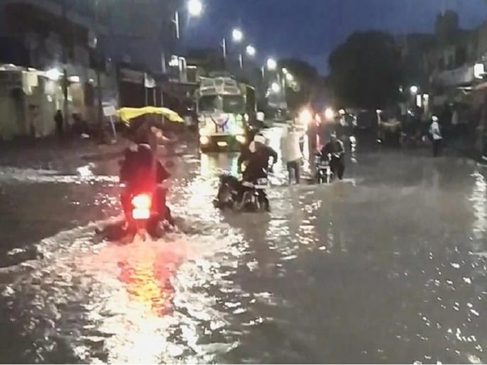 The appearance of the river on the road; Ardhapurkar's tension increased due to negligence of the contractor | रस्त्याला आले नदीचे स्वरूप; कंत्राटदाराच्या हलगर्जीपणामुळे अर्धापूरकरांची तारेवरची कसरत The appearance of the river on the road; Ardhapurkar's tension increased due to negligence of the contractor | रस्त्याला आले नदीचे स्वरूप; कंत्राटदाराच्या हलगर्जीपणामुळे अर्धापूरकरांची तारेवरची कसरत