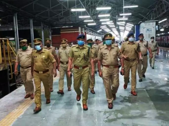 Kanpur connection of terrorists arrested in Lucknow, ATS arrested 4 suspects | लखनऊमध्ये पकडलेल्या दहशतवाद्यांचे कानपूर कनेक्शन, एटीएसने ४ संशयितांना घेतले ताब्यात Kanpur connection of terrorists arrested in Lucknow, ATS arrested 4 suspects | लखनऊमध्ये पकडलेल्या दहशतवाद्यांचे कानपूर कनेक्शन, एटीएसने ४ संशयितांना घेतले ताब्यात