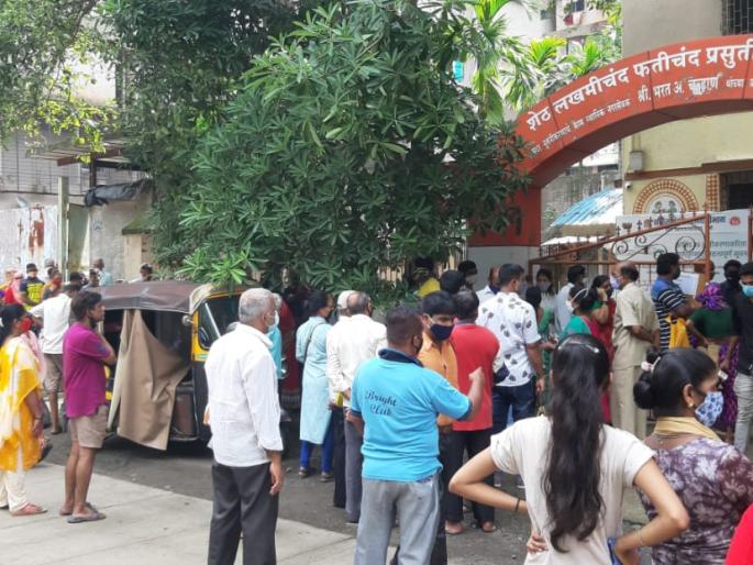 Corona vaccine: Long queues for vaccinations for senior citizens, only 30% vaccinated so far | Corona vaccine: लस मिळविण्यासाठी लांबच लांब रांगा ज्येष्ठ नागरिकांचे हाल, आतापर्यंत केवळ ३० टक्केच लसीकरण Corona vaccine: Long queues for vaccinations for senior citizens, only 30% vaccinated so far | Corona vaccine: लस मिळविण्यासाठी लांबच लांब रांगा ज्येष्ठ नागरिकांचे हाल, आतापर्यंत केवळ ३० टक्केच लसीकरण