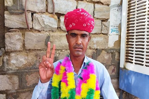 Brother taught by breaking stones, became the first sub-inspector in the community and raised the family name | कौतुकास्पद! भावाने दगड फोडून शिकवले, समाजातील पहिला सब-इन्स्पेक्टर बनून त्याने कुटुंबाचे नाव उंचावले