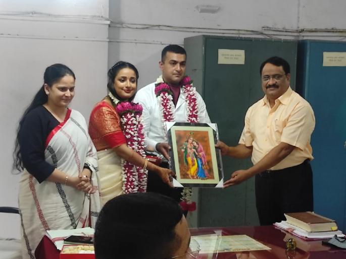 dhar amazing marriage city magistrate and army major spend only 500 rupees wedding | भारीच! ना बँड-बाजा, ना वरात, लग्न झालं अवघ्या 500 रुपयांत; 'या' दाम्पत्याचा अनोखा आदर्श dhar amazing marriage city magistrate and army major spend only 500 rupees wedding | भारीच! ना बँड-बाजा, ना वरात, लग्न झालं अवघ्या 500 रुपयांत; 'या' दाम्पत्याचा अनोखा आदर्श