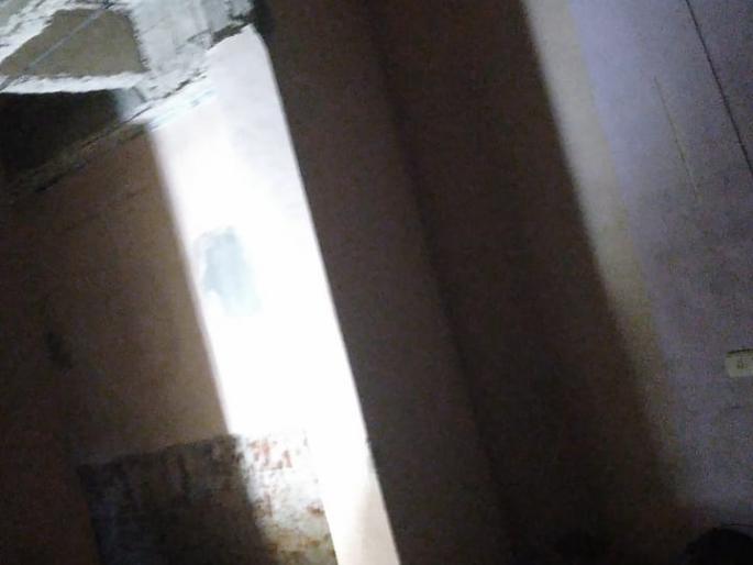 Down the building; 3 injured as slab of Devrishi building falls in Ulhasnagar | इमारत केली खाली; उल्हासनगरात देवऋषी इमारतीचा स्लॅब पडून ३ जण जखमी Down the building; 3 injured as slab of Devrishi building falls in Ulhasnagar | इमारत केली खाली; उल्हासनगरात देवऋषी इमारतीचा स्लॅब पडून ३ जण जखमी