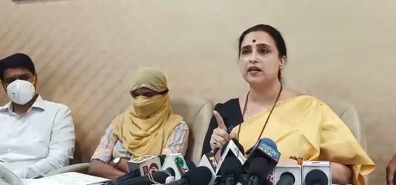 The government is providing shelter to the rapists; BJP's state vice president Chitra Wagh's allegation | बलात्काऱ्यांना राजश्रय देण्याचे काम सरकार करतंय; भाजपच्या प्रदेश उपाध्यक्ष चित्रा वाघ यांचा आरोप The government is providing shelter to the rapists; BJP's state vice president Chitra Wagh's allegation | बलात्काऱ्यांना राजश्रय देण्याचे काम सरकार करतंय; भाजपच्या प्रदेश उपाध्यक्ष चित्रा वाघ यांचा आरोप