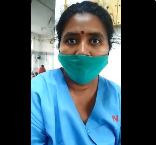 "Aboli" rickshaw driver beaten for Rs 75; The incident that occurred from the meter dispute | Video : ७५ रुपयांसाठी "अबोली" रिक्षाचालकाला मारहाण; मीटरप्रमाणे भाडे सांगितल्याने वाद "Aboli" rickshaw driver beaten for Rs 75; The incident that occurred from the meter dispute | Video : ७५ रुपयांसाठी "अबोली" रिक्षाचालकाला मारहाण; मीटरप्रमाणे भाडे सांगितल्याने वाद