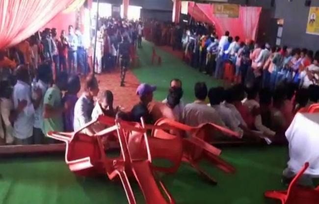 bihar corona vaccination gopalganj ambedkar bhavan crowd covid vaccine social distancing | Corona Vaccination : बापरे! कोरोना लसीसाठी धक्काबुक्की, हाणामारी; गर्दी अन् गोंधळ पाहून आरोग्य कर्मचारीच गेले पळून bihar corona vaccination gopalganj ambedkar bhavan crowd covid vaccine social distancing | Corona Vaccination : बापरे! कोरोना लसीसाठी धक्काबुक्की, हाणामारी; गर्दी अन् गोंधळ पाहून आरोग्य कर्मचारीच गेले पळून