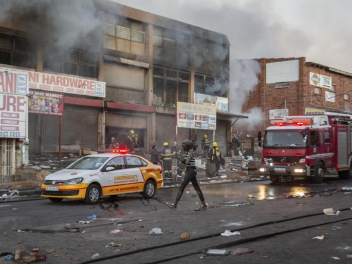 South Africa riots: 72 killed; Zulu King calls for peace between his people and Indians | South Africa riots : दक्षिण आफ्रिकेमध्ये उफाळली भीषण दंगल, ७२ जणांचा मृत्यू, झुलू राजाने केलं असं आवाहन... South Africa riots: 72 killed; Zulu King calls for peace between his people and Indians | South Africa riots : दक्षिण आफ्रिकेमध्ये उफाळली भीषण दंगल, ७२ जणांचा मृत्यू, झुलू राजाने केलं असं आवाहन...