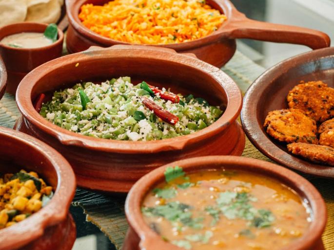 Earthen pot Benefits : Benefits of cooking rice in a clay or earthen pot | सगळ्यात जास्त पौष्टीक ठरतं मातीच्या भांड्यात बनवलेलं जेवण; वाचा आजार कसे दूर होतात