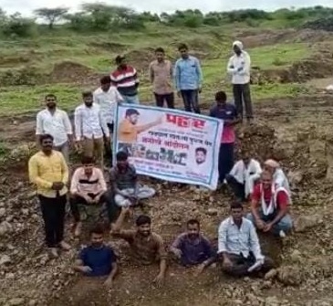 Buried in a pit for road repairs; The unique movement of the Parahar attracted attention | रस्ता दुरुस्तीसाठी खड्ड्यात पुरून घेतले; प्रहारच्या अनोख्या आंदोलनाने लक्ष वेधले