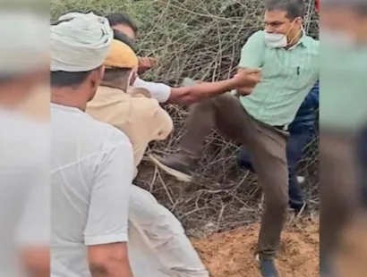 rajasthan jalaur sdm kick to farmer who demand compensation in bharat mala project | संतापजनक! ...अन् शेतकऱ्याच्या पोटावर अधिकाऱ्याने मारली लाथ; धक्कादायक Video जोरदार व्हायरल rajasthan jalaur sdm kick to farmer who demand compensation in bharat mala project | संतापजनक! ...अन् शेतकऱ्याच्या पोटावर अधिकाऱ्याने मारली लाथ; धक्कादायक Video जोरदार व्हायरल